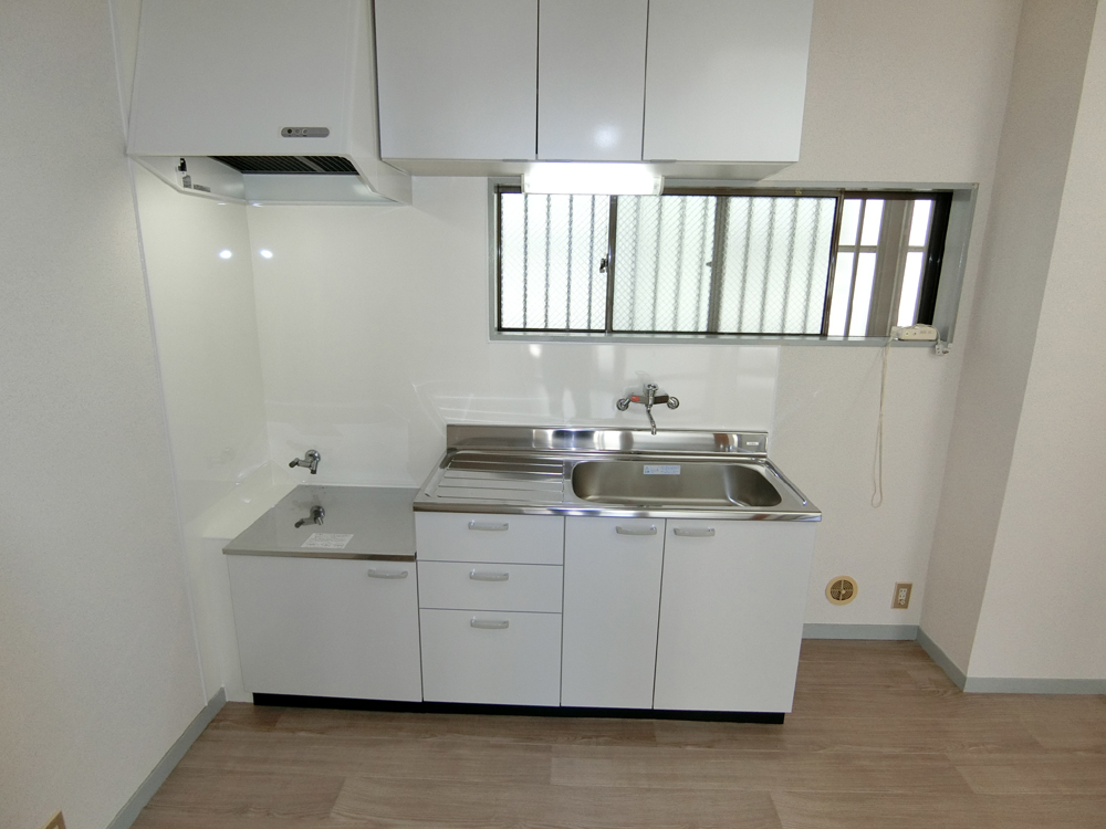 その他設備　都市ガス仕様。キッチンは2口ガスコンロ利用可能。