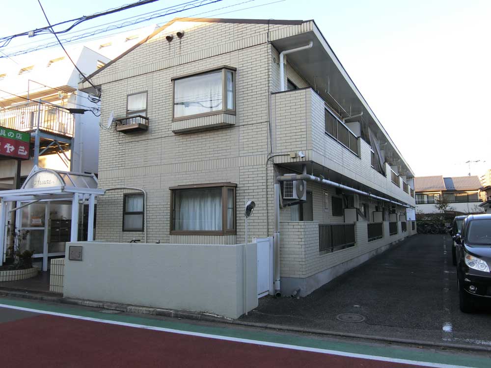 建物外観　建物右手に駐車場あり。月額7000円。