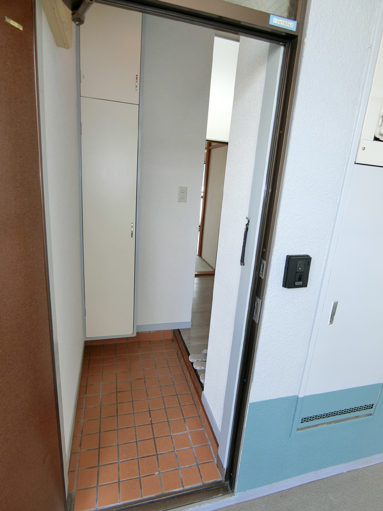 玄関　モニター付きインターホンあり。シューズボックスあり