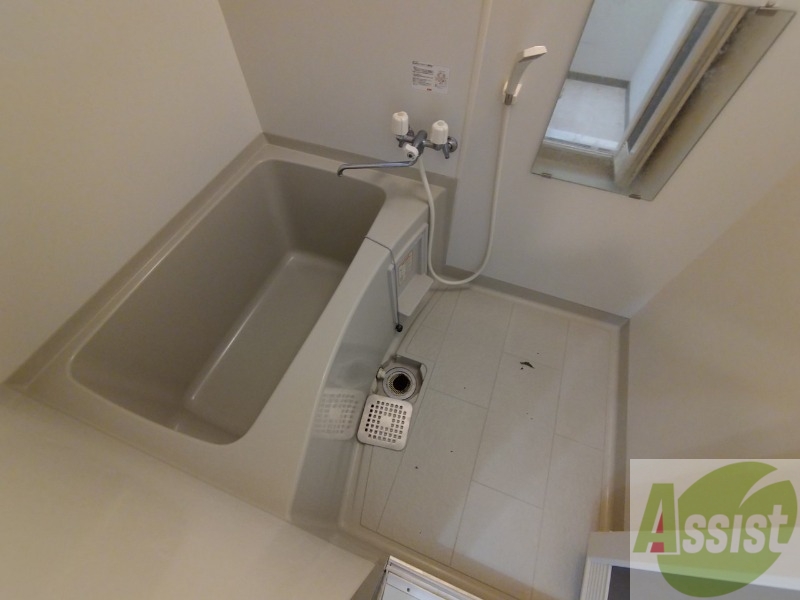 バス・シャワールーム　こちらはお風呂。一日の疲れをここで癒してください。