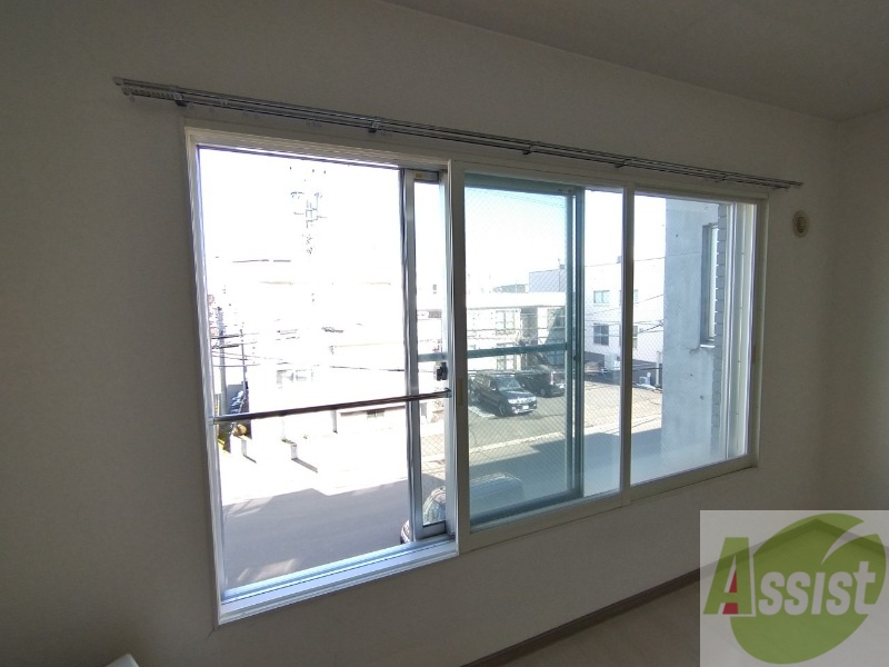 バルコニー　広々とした窓があるのでお部屋の中が明るくなりますね！