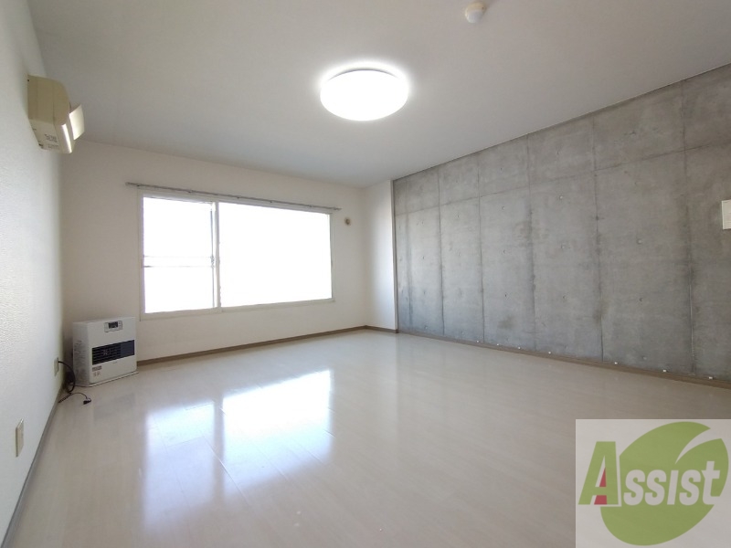 居室・リビング　１４帖の洋室です。広々として、きれいですね。