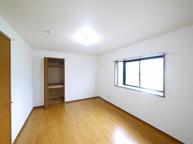 その他部屋・スペース　広くて明るい寝室