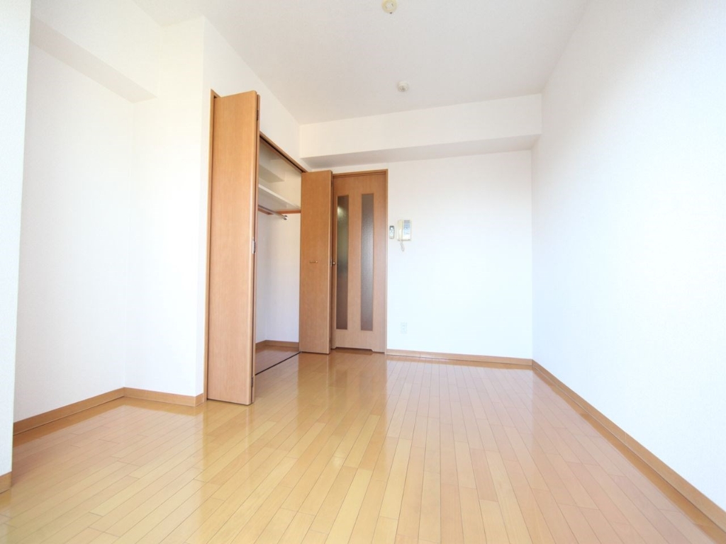 居室・リビング　洋室6.2帖　クローゼット付　バルコニーに面しています