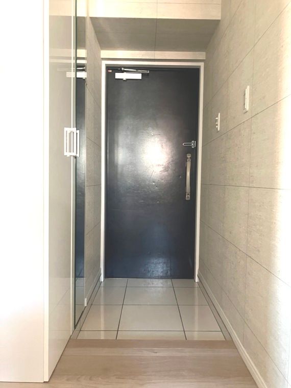 玄関　写真は同タイプ住居です。