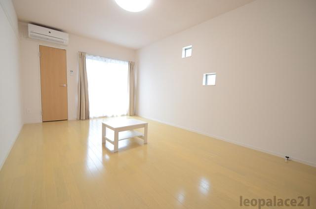 居室・リビング　※同タイプ部屋の写真です。