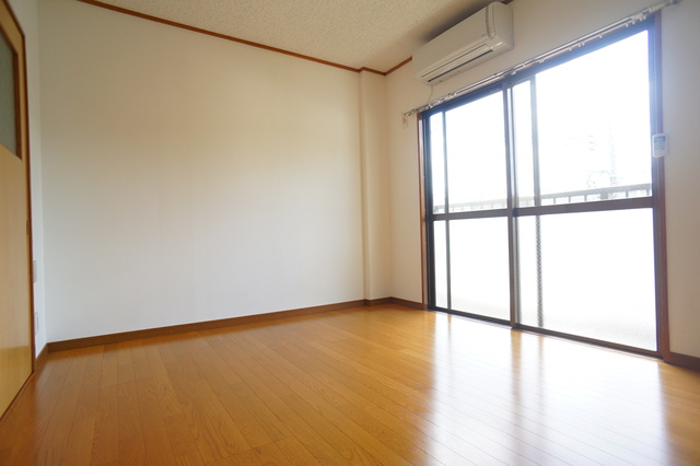 居室・リビング　バルコニーに面しているので、ワイドな窓で通風に優れたお部屋で