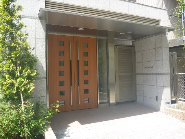 エントランス　落ち着いたエントランスです