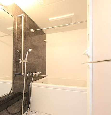 バス・シャワールーム　※写真は同じマンションの違う部屋のものになります。