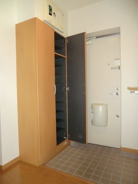 玄関　トールタイプのシューズボックス