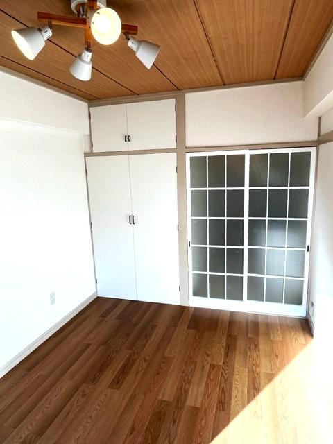 居室・リビング　明るいお部屋・白の引戸が新鮮