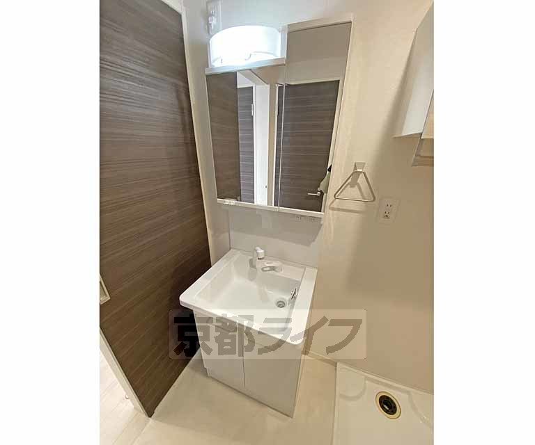 洗面設備　綺麗な洗面化粧台です。