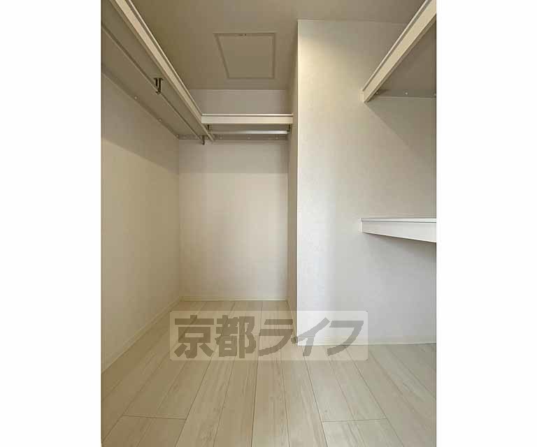 収納　広々したウォークインクローゼットです。