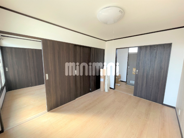 居室・リビング　南向きで日当たりの良い洋室です。