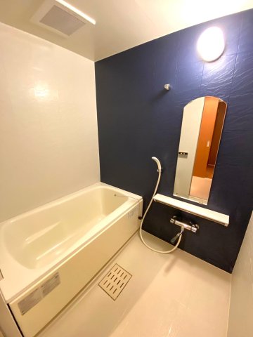 バス・シャワールーム　追い炊き機能付き。敷地内駐車場あり