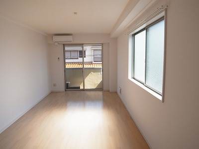 居室・リビング　二面採光で明るい洋室