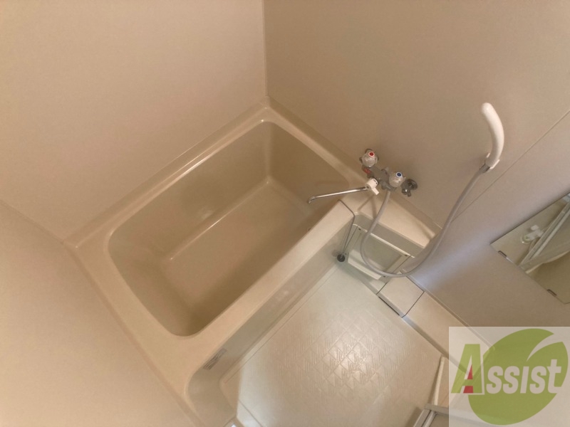 バス・シャワールーム　こちらはお風呂。一日の疲れをここで癒してください。