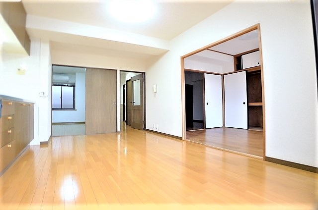 居室・リビング　※他号室の写真です。