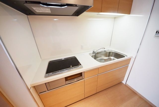 キッチン　★３口ＩＨのシステムキッチンで料理も楽しめます★