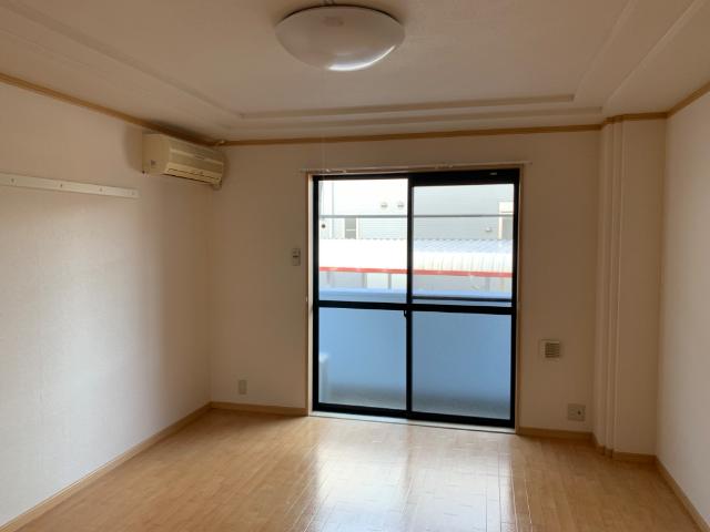 居室・リビング　室内