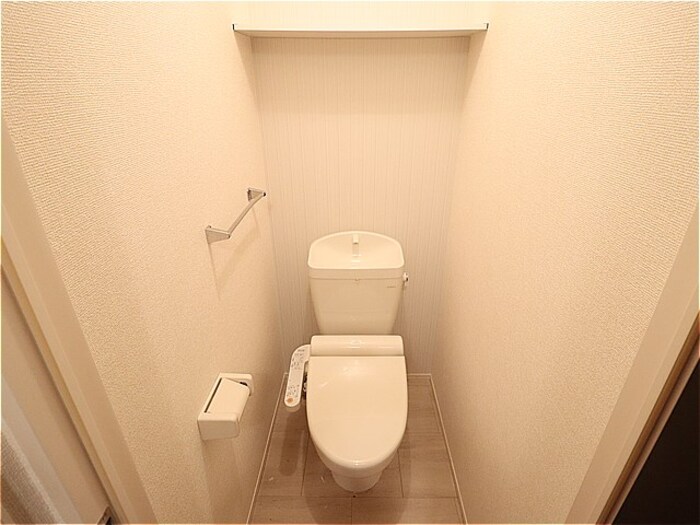 トイレ　落ち着いた色調のトイレです