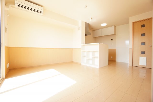 居室・リビング　※同物件・反転タイプの写真です。