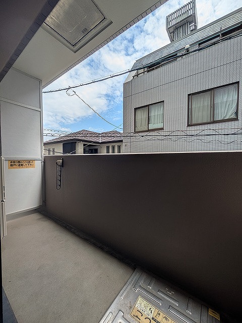 バルコニー　同物件、別号室のものです