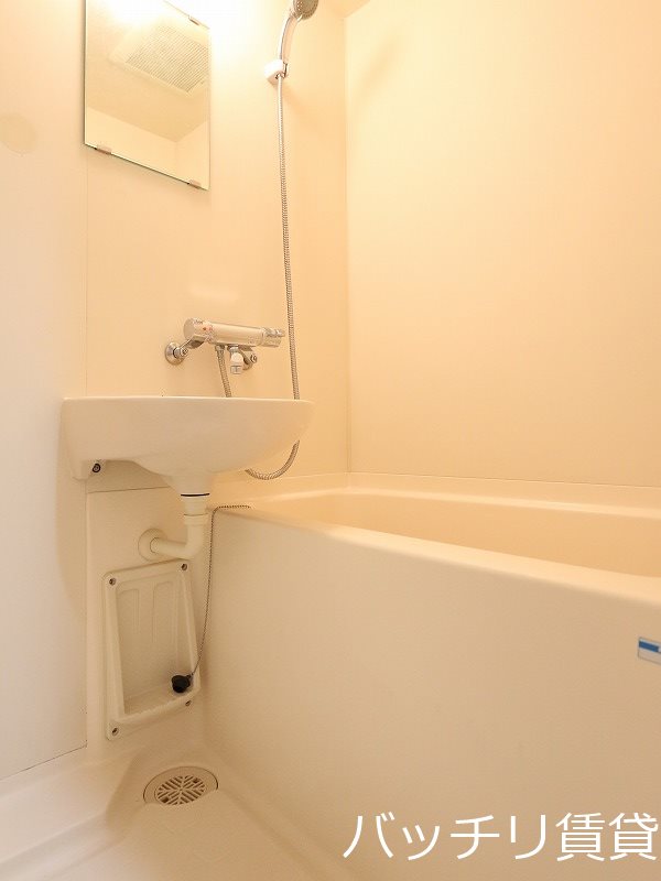 バス・シャワールーム　別号室タイプの為、現状を優先いたします