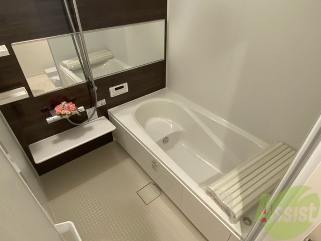 バス・シャワールーム　追い焚き機能もあるお風呂、バスタブも大きいですね