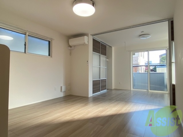 居室・リビング　リビングはこちら、アラジンがついてますね