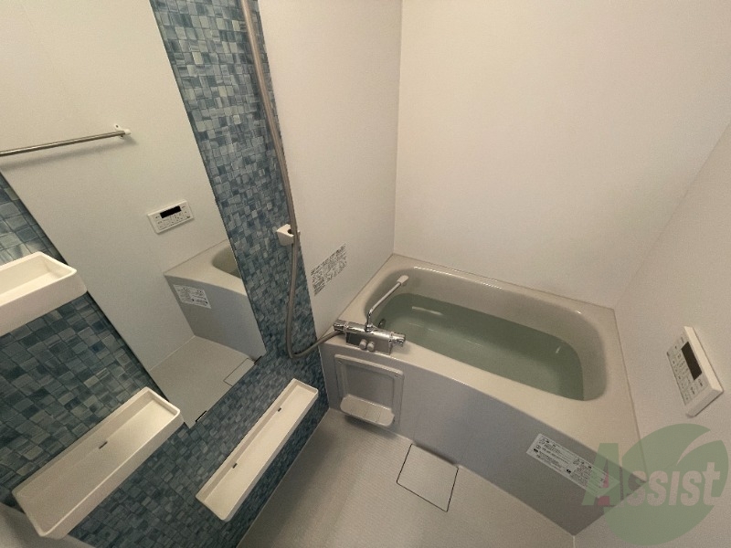 バス・シャワールーム　浴室は追い焚き機能、浴室乾燥が付いています。