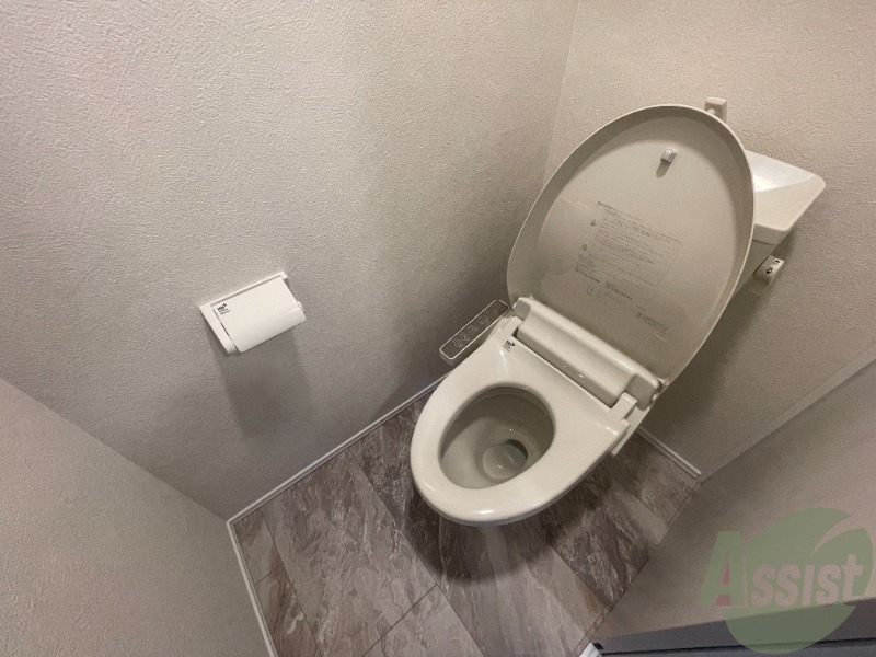 トイレ　トイレは温水洗浄便座なのが嬉しいポイントですね。