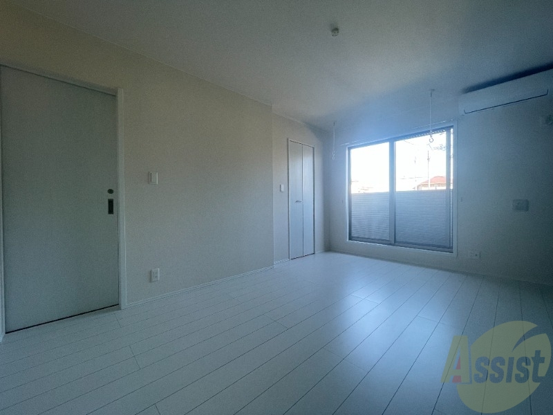 居室・リビング　洋室８．０帖。フローリングは安心感がありますよね。