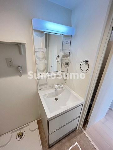 洗面設備　ゆったりとスペースのある洗面所