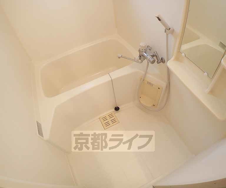 バス・シャワールーム　清潔感のあるバスルームです。