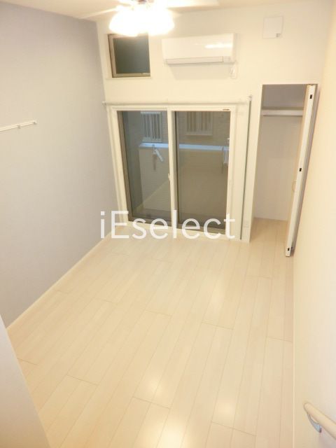 居室・リビング　フローリング張り・ロフト付きの洋室。