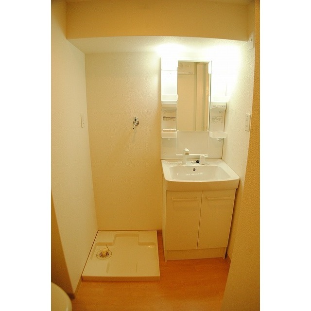 洗面設備　洗面台と室内洗濯機置き場