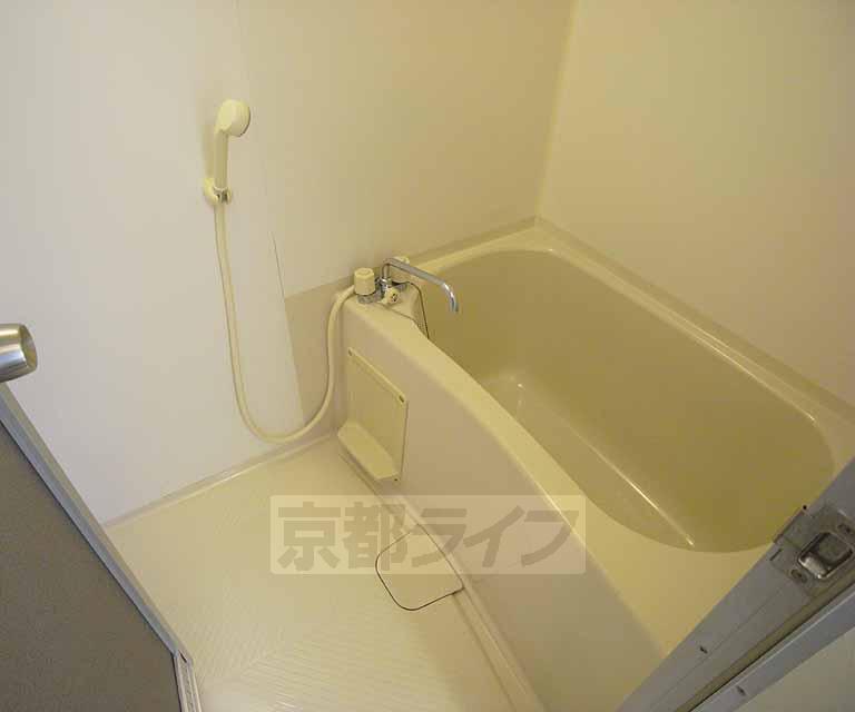 バス・シャワールーム　シャワー付きの便利なお風呂です。