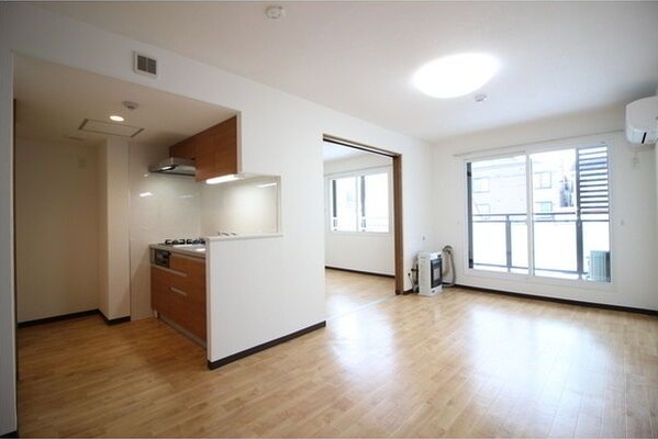 居室・リビング　明るい居間で気持ちまで明るくなりますね！