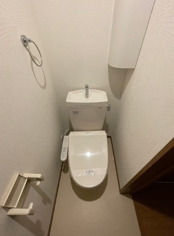 トイレ　別部屋参考写真となります