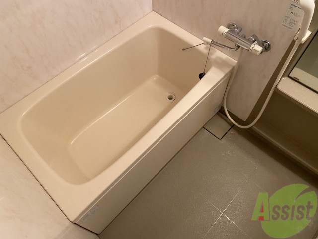 バス・シャワールーム　浴室はこちらのユニットバスになりますねー。