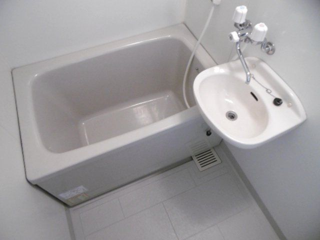 バス・シャワールーム　洗面台付きの浴室です。
