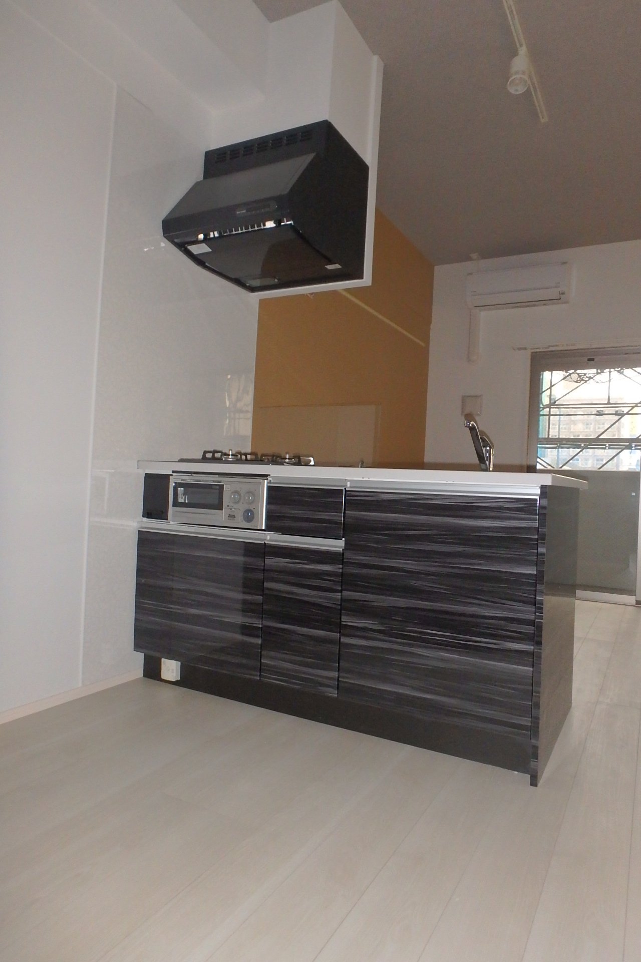 キッチン　対面式　同タイプの室内写真です。