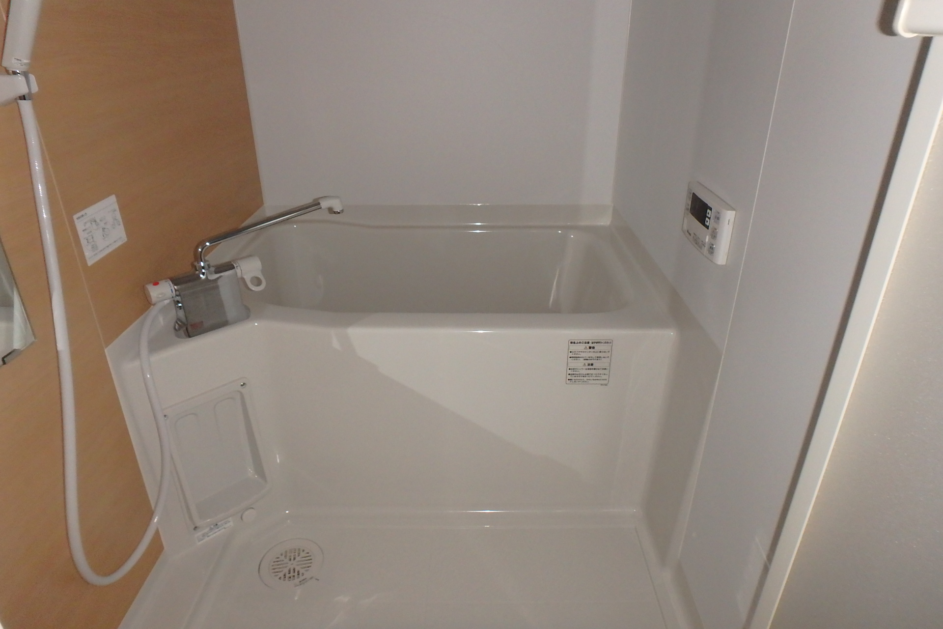 バス・シャワールーム　浴室乾燥・追炊き機能付き　同タイプの室内写真です。