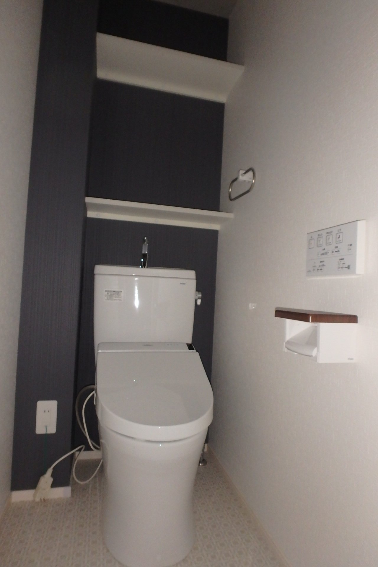 トイレ　温水洗浄便座　同タイプの室内写真です。