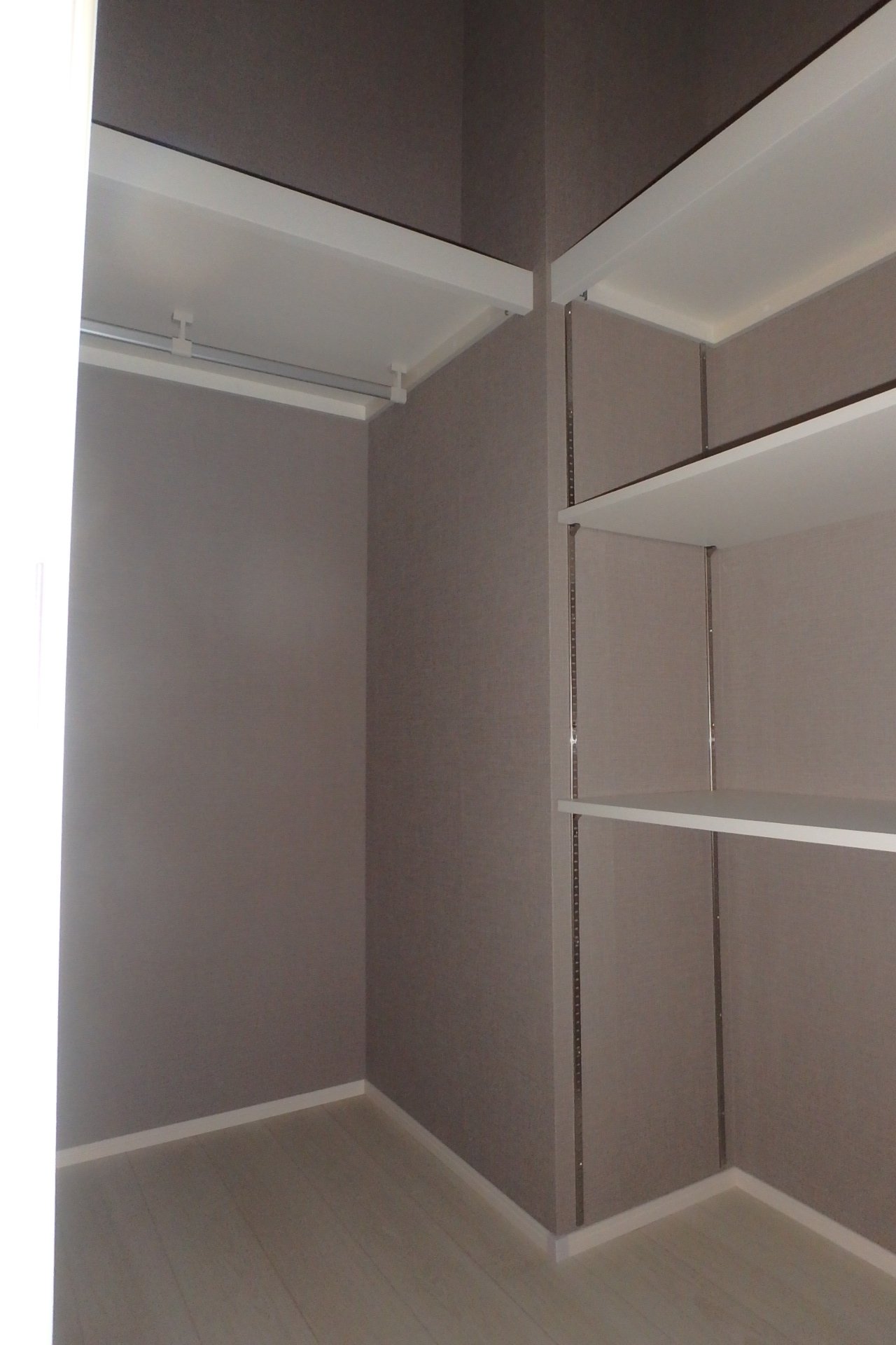 収納　ウォークインクローゼット　同タイプの室内写真です。