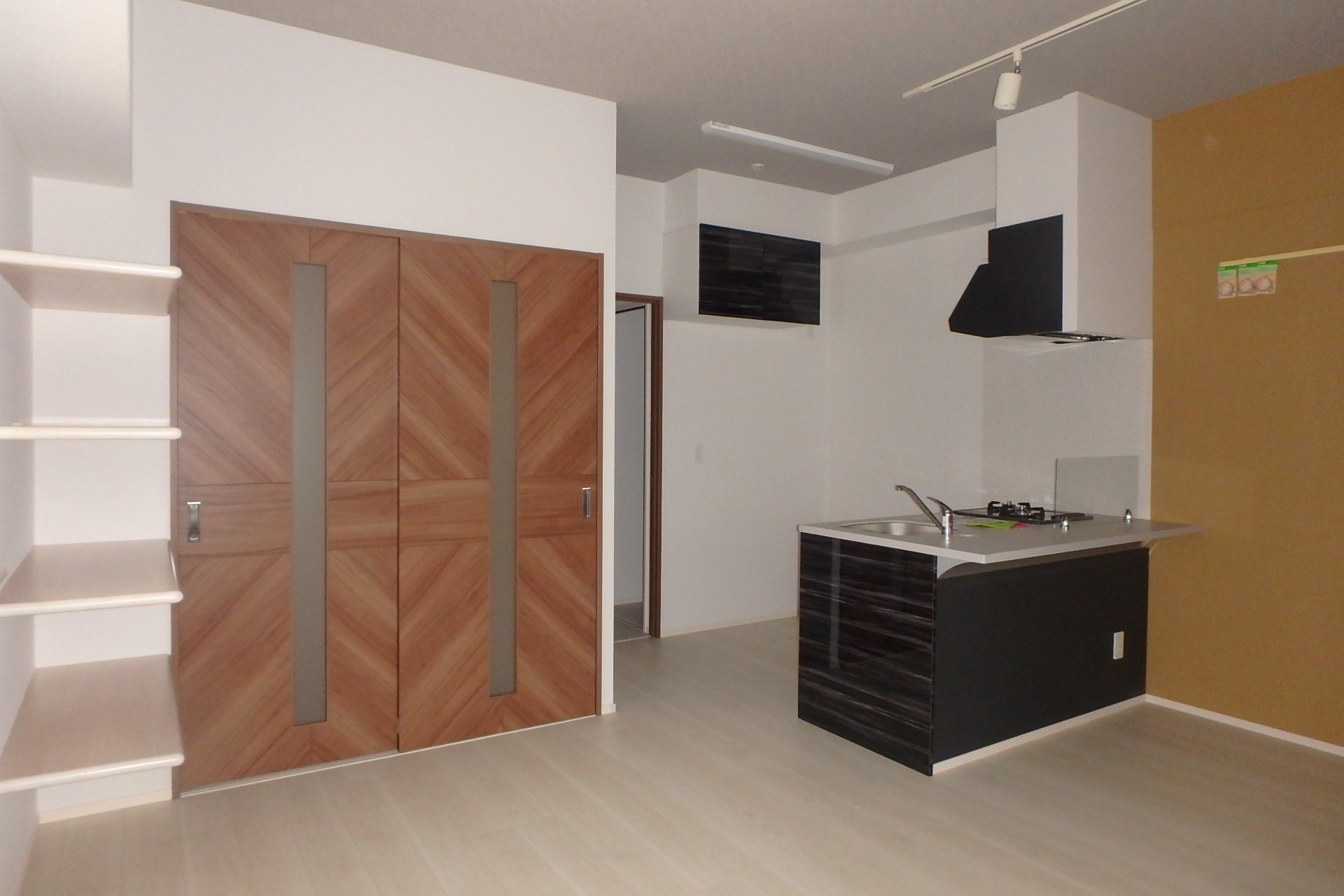 居室・リビング　同タイプの室内写真です。