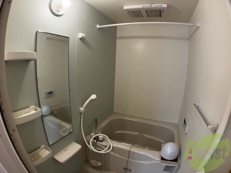 バス・シャワールーム　浴室は狭すぎず、シャワーも浴びやすそうです。