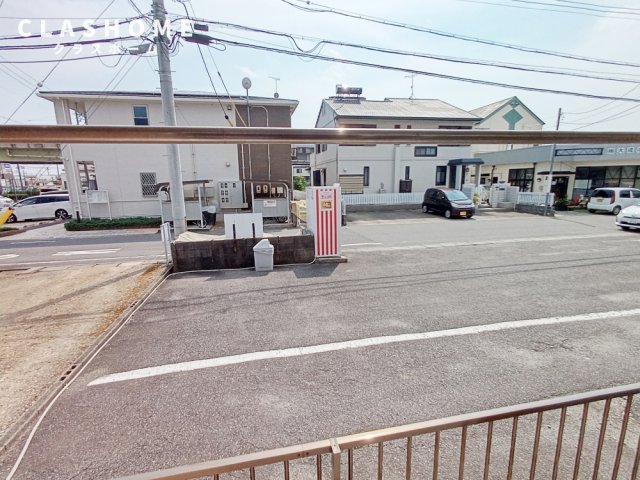 駐車場　同物件の別部屋になります。