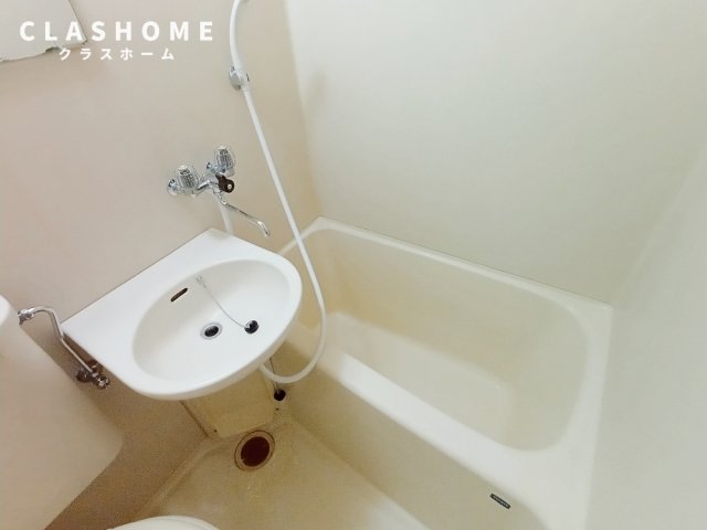 洗面設備　同物件の別部屋になります。